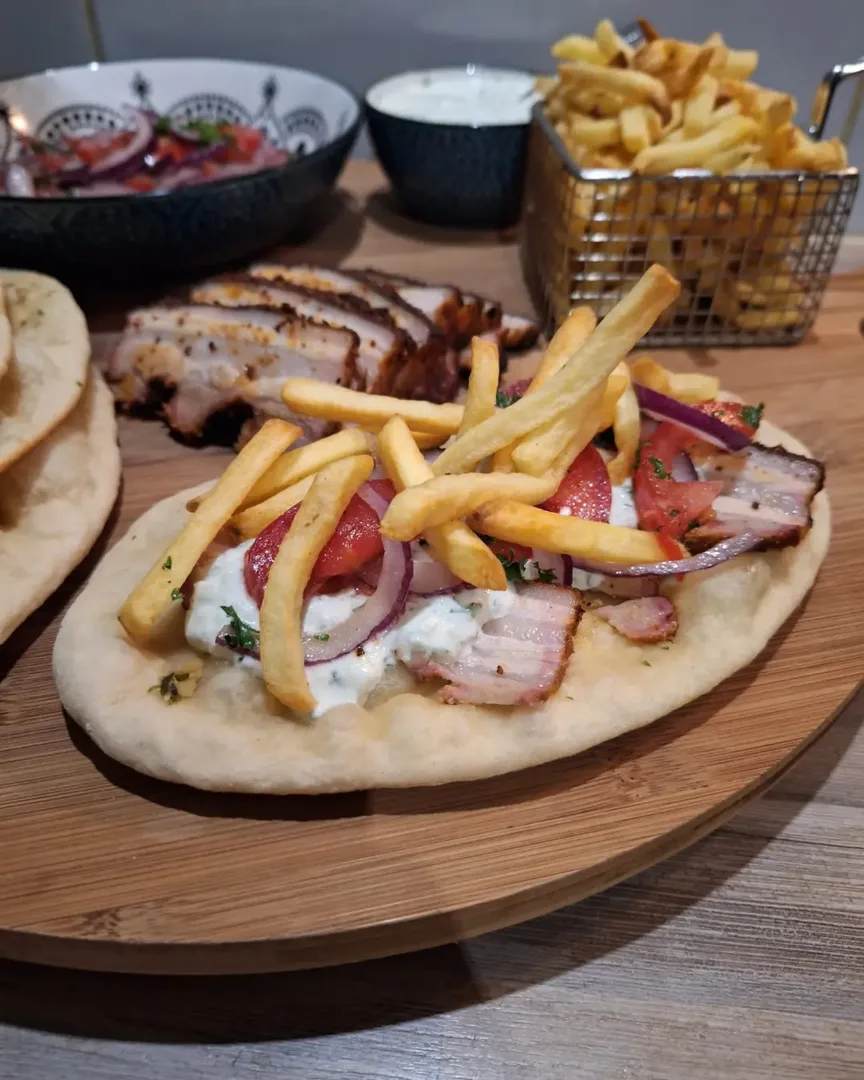 Grieks style buikspek op naanbrood